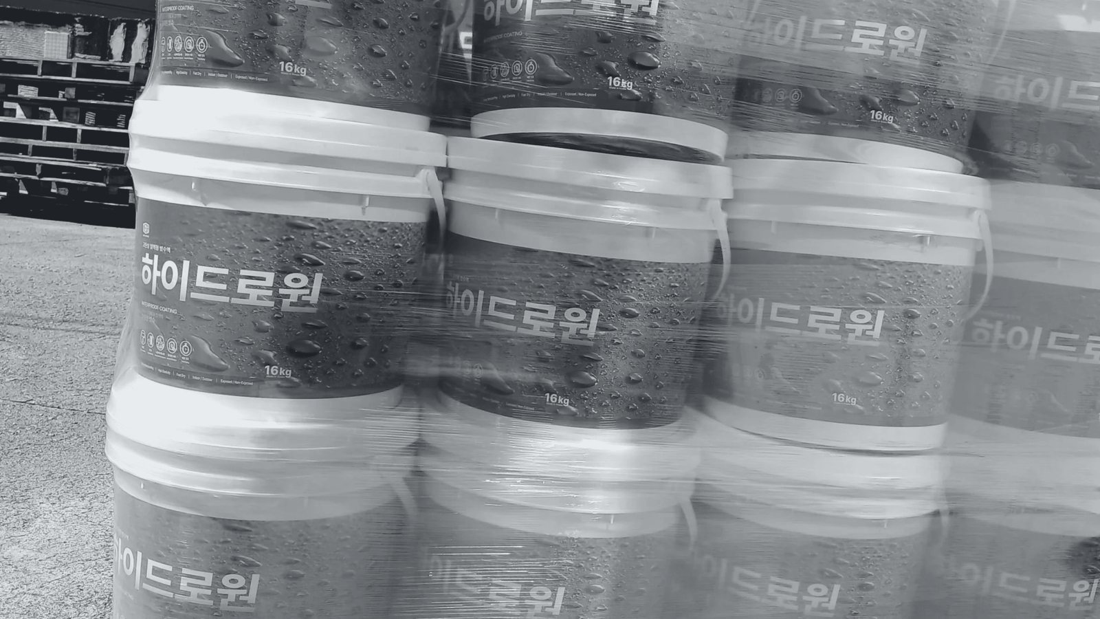 출고를 앞두고 팔레트에 쌓인 탄성방수제 하이드로원 16kg 용기 그래픽
